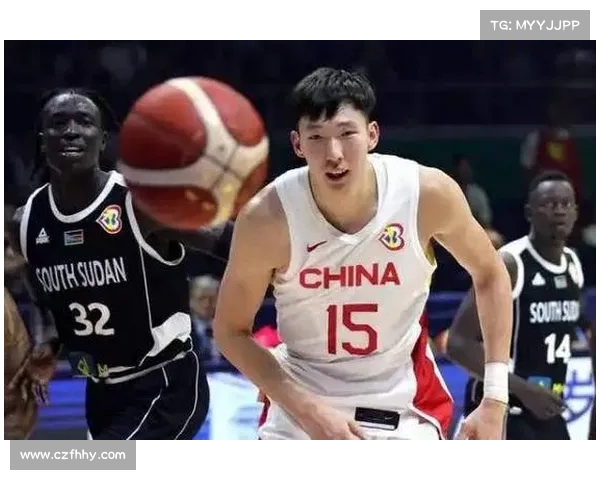 周琦儿子拿鸡蛋灌饼接机引热议 媒体人称运动员受伤应获更多包容